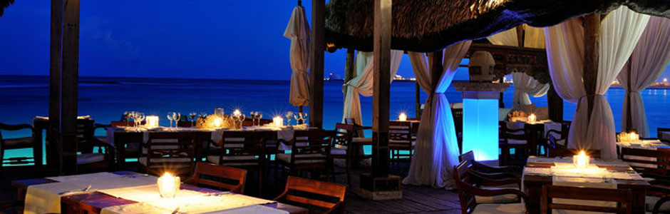Boca Marina - Toma general de las mesas con vista al horizonte nocturno.